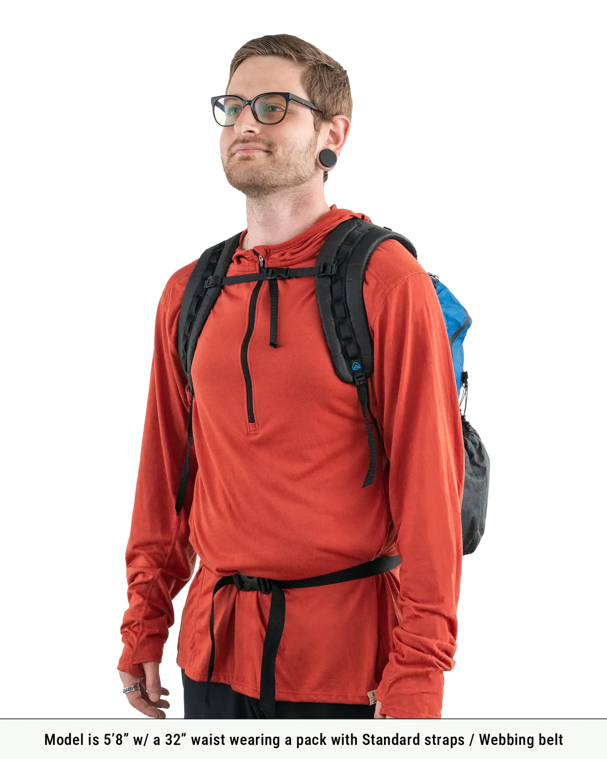 Zpacks Bagger Ultra 25L バガー ウルトラ ダスクブルー - スタンダードストラップとウェビングベルトで背負った斜め前から（公式画像） - 山道具とULギアのお店 Ascend Lite