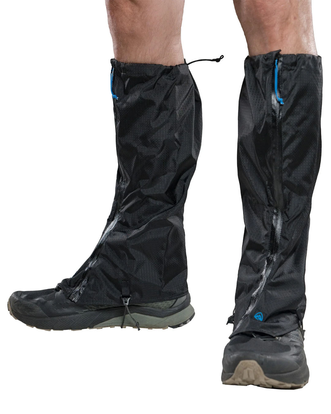 Zpacks Rain Gaiters レインゲイター Calf ブラック 両足に装着した着用イメージ・膝下まで覆う丈と全長にわたるフロントジッパー（公式画像） - 山道具とULギアのお店 Ascend Lite