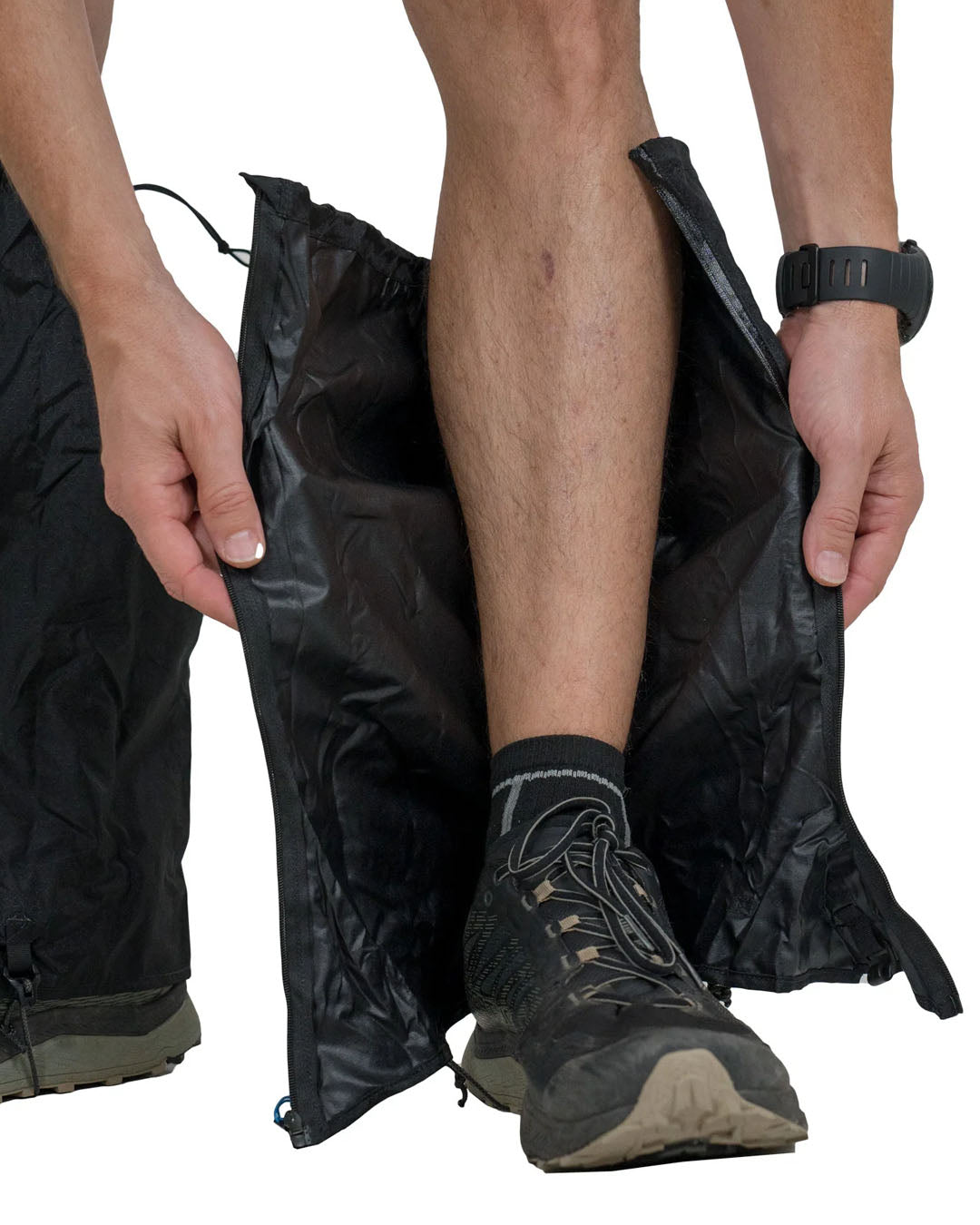 Zpacks Rain Gaiters レインゲイター Calf ブラック ジッパーを全開にして両手で広げ脚に巻き付ける装着手順・シームテープを貼った生地の内側（公式画像） - 山道具とULギアのお店 Ascend Lite