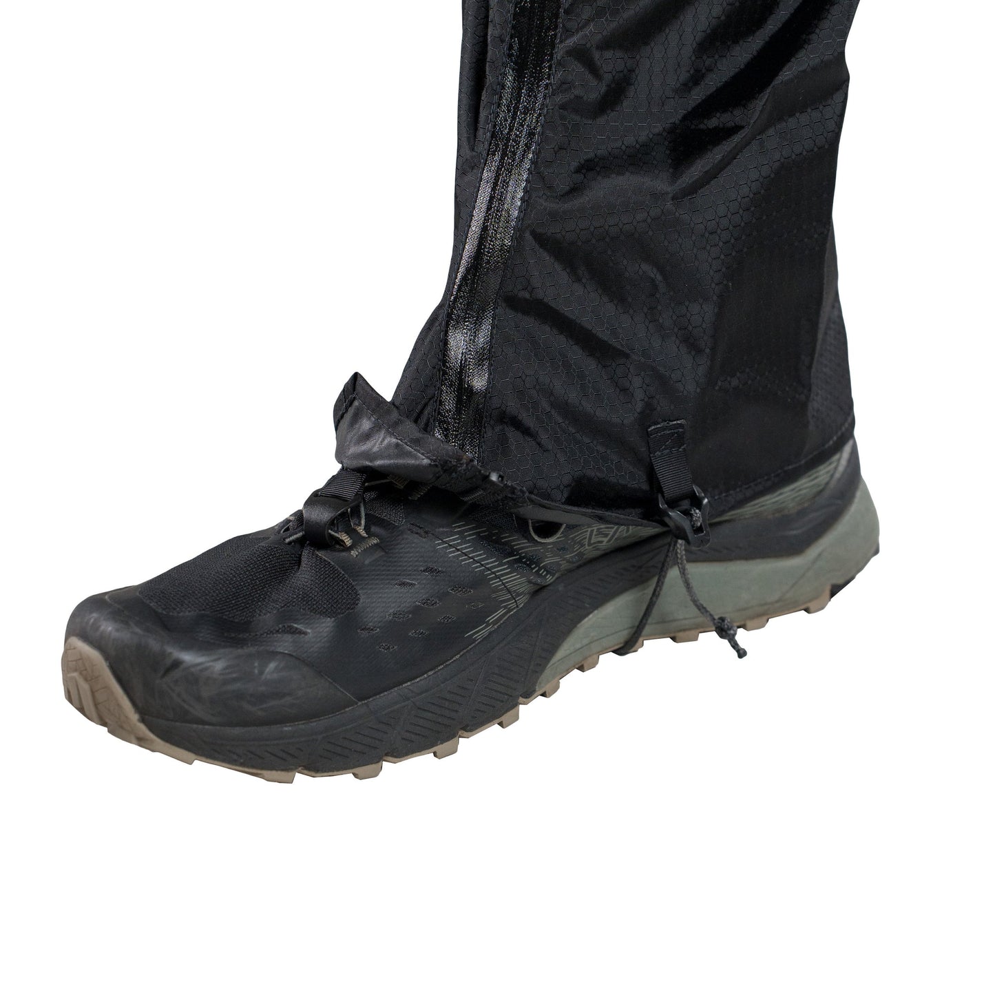 Zpacks Rain Gaiters レインゲイター Calf ブラック 足元を斜め前から接写・靴紐に掛けるフロントフックと土踏まずを通すアーチコードのコードロック（公式画像） - 山道具とULギアのお店 Ascend Lite