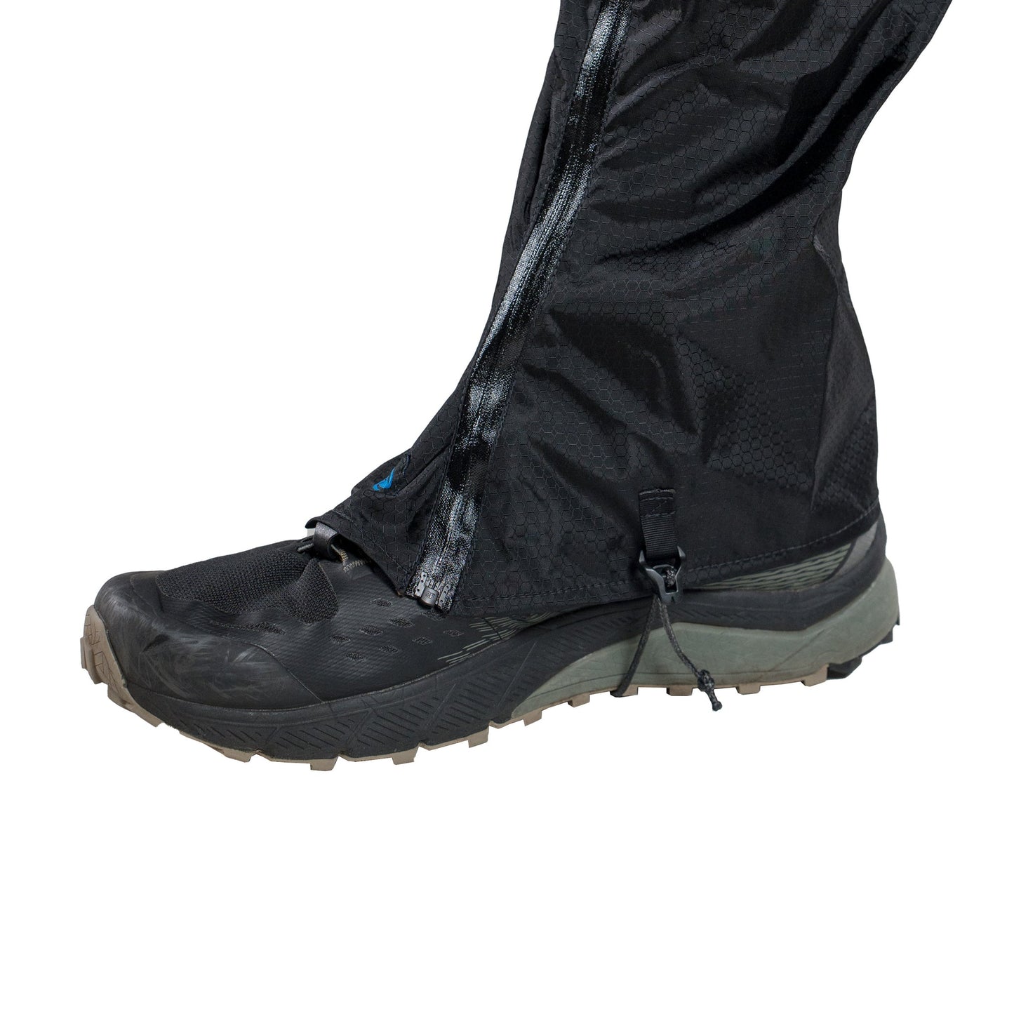 Zpacks Rain Gaiters レインゲイター Calf ブラック 足元を真横から接写・フロントジッパー下端のジッパープルとリップストップ生地の格子目（公式画像） - 山道具とULギアのお店 Ascend Lite