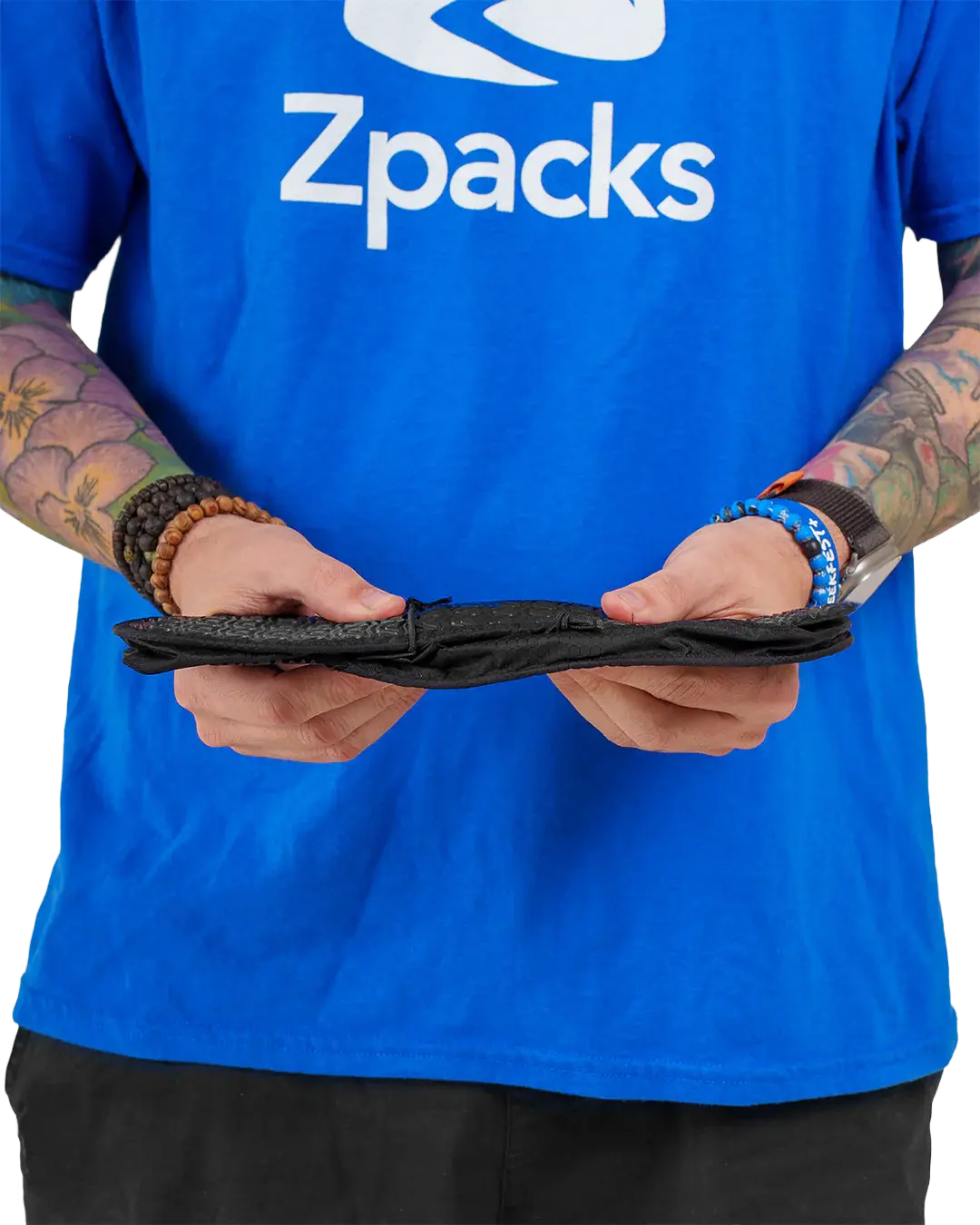 Zpacks Ultralight Camp Shoes ウルトラライトキャンプシューズ 折り畳んでいるところ - 2足を重ねてロール状にまとめられる - 山道具とULギアのお店 Ascend Lite