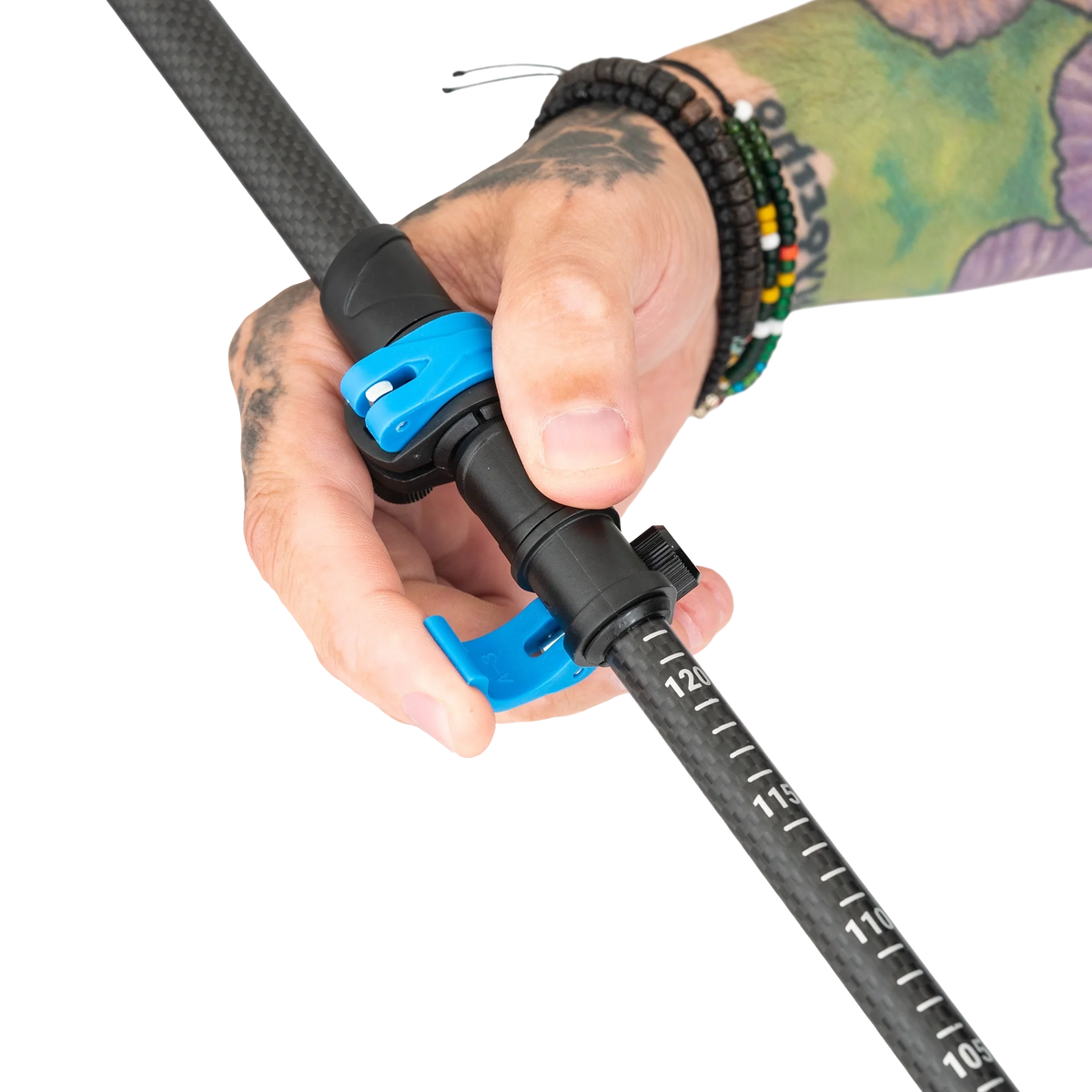 Zpacks Carbon Fiber Trekking Pole カーボンファイバートレッキングポール - クラスプロックのレバーを手で開閉する様子（公式画像） - 山道具とULギアのお店 Ascend Lite