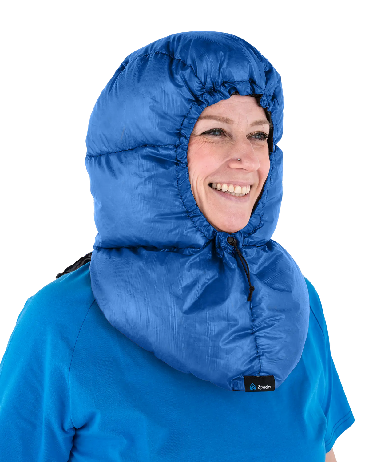 Zpacks Down Hood ダウンフード Navy / Azure Blue - アズールブルー面を外側にして着用した横顔（公式画像） - 山道具とULギアのお店 Ascend Lite