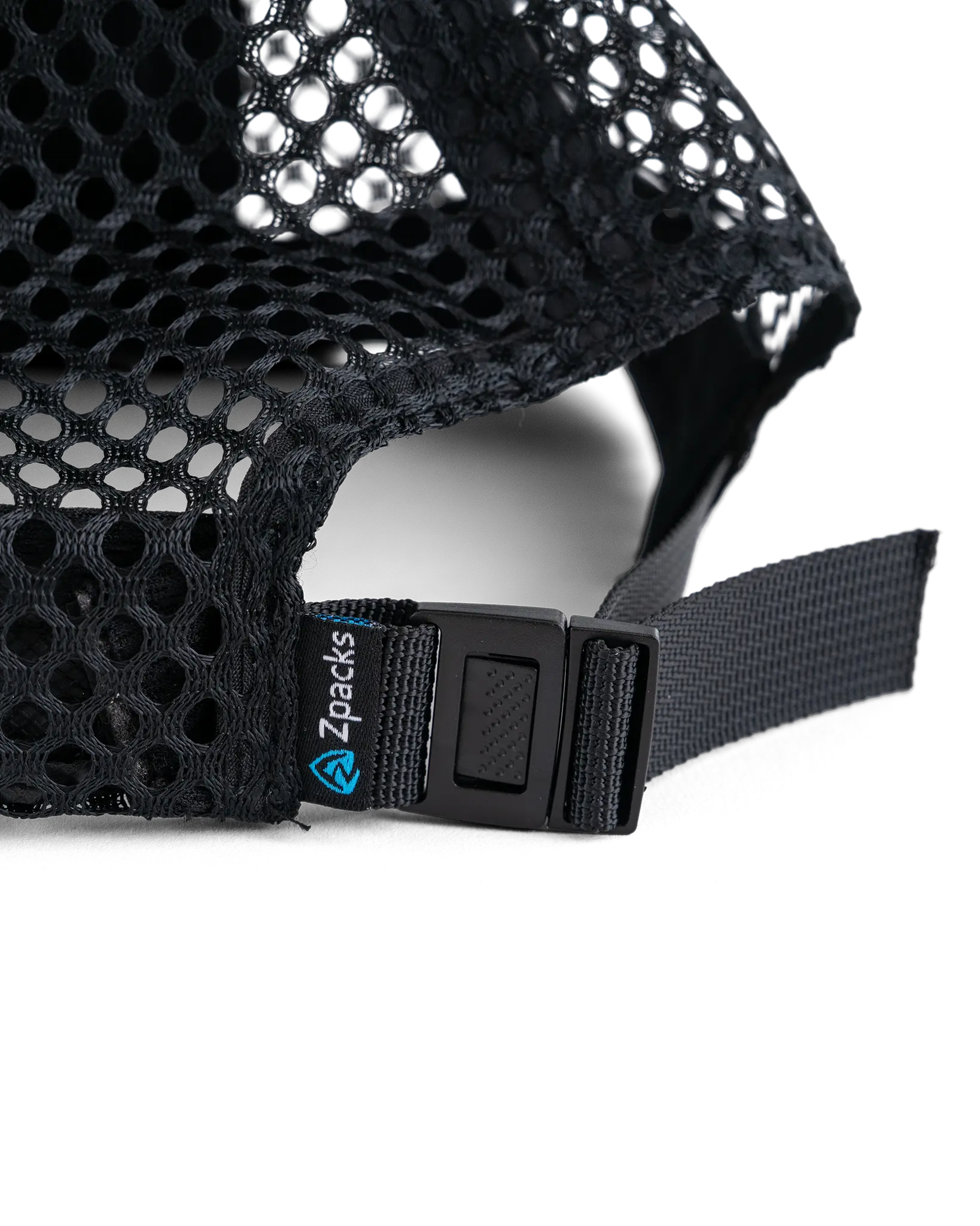 Zpacks Foldable Trail Hat フォルダブルトレイルハット Black - 後部のナイロン織りストラップとバックル調整部のクローズアップ - 山道具とULギアのお店 Ascend Lite
