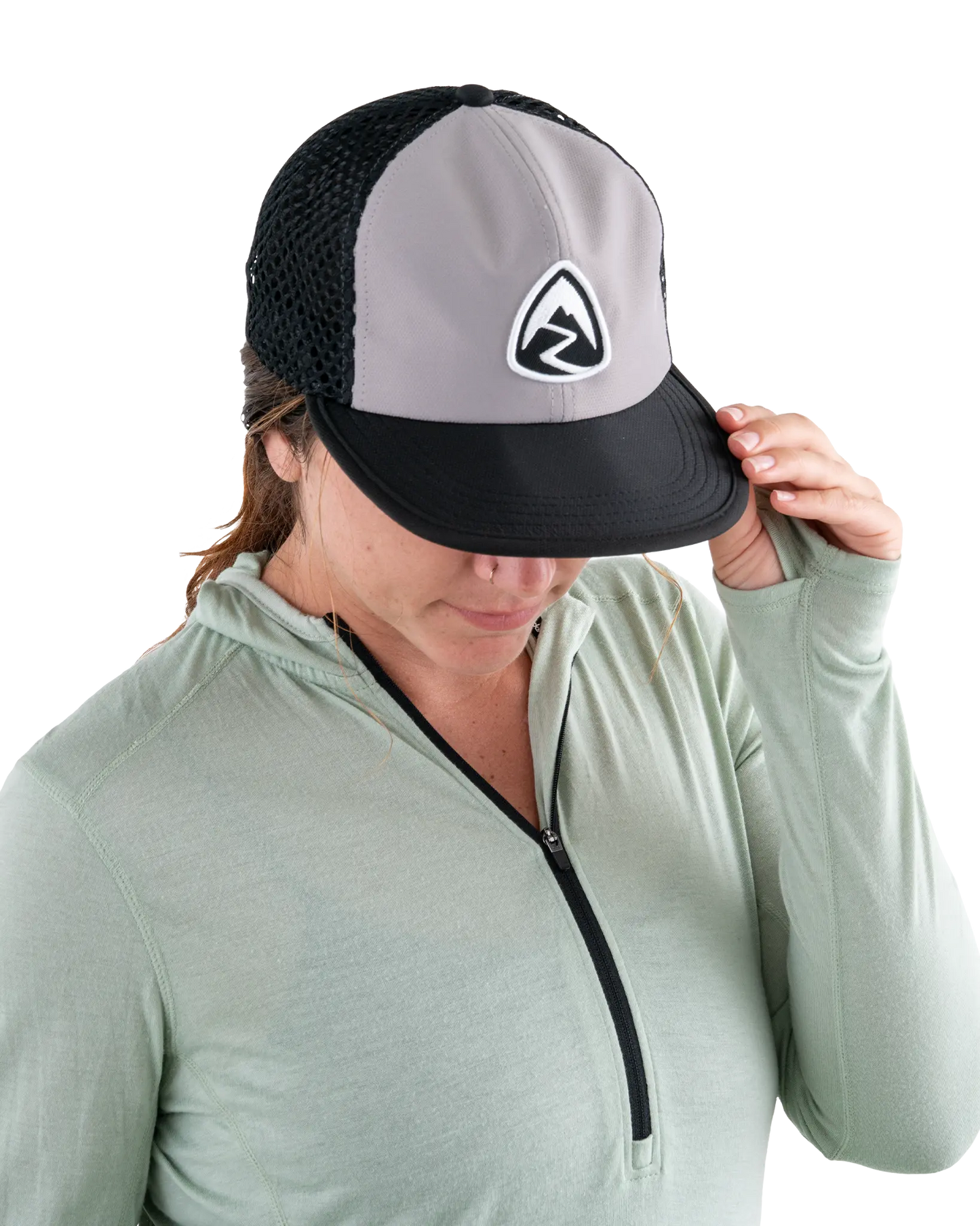 Zpacks Foldable Trail Hat フォルダブルトレイルハット Gray - 着用イメージ（女性・つばを持ち上げた状態） - 山道具とULギアのお店 Ascend Lite