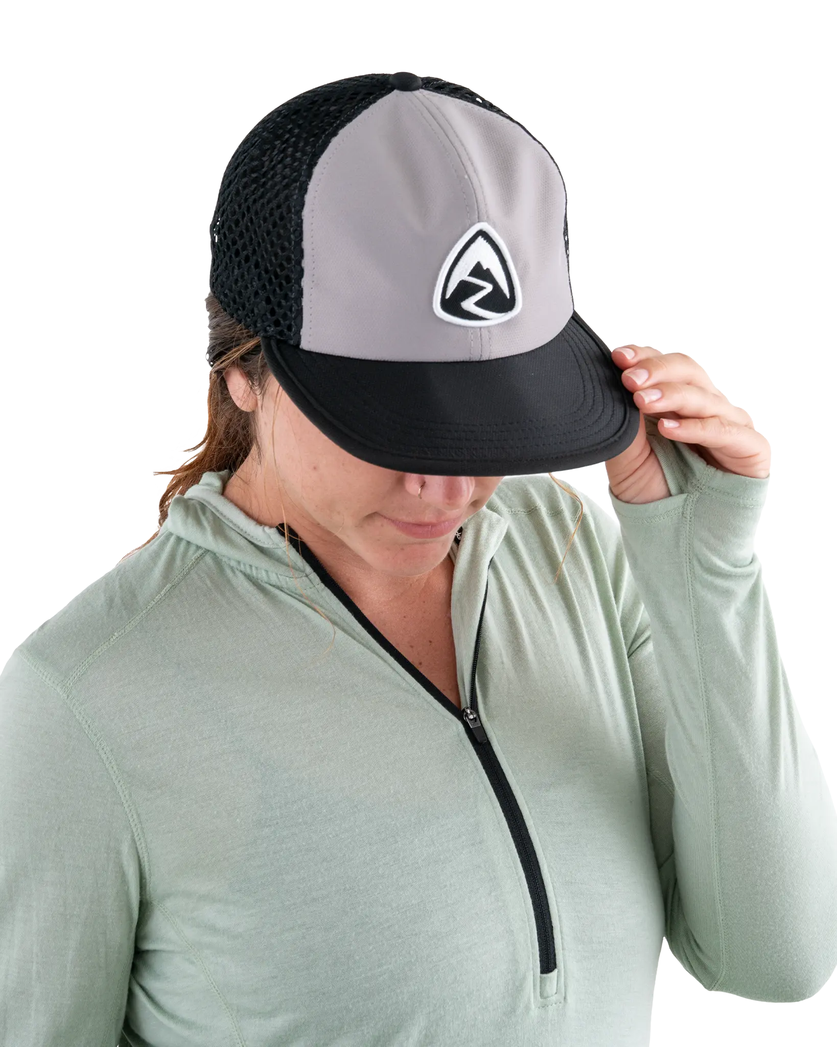 Zpacks Foldable Trail Hat フォルダブルトレイルハット Gray - 着用イメージ（女性・つばを持ち上げた状態） - 山道具とULギアのお店 Ascend Lite