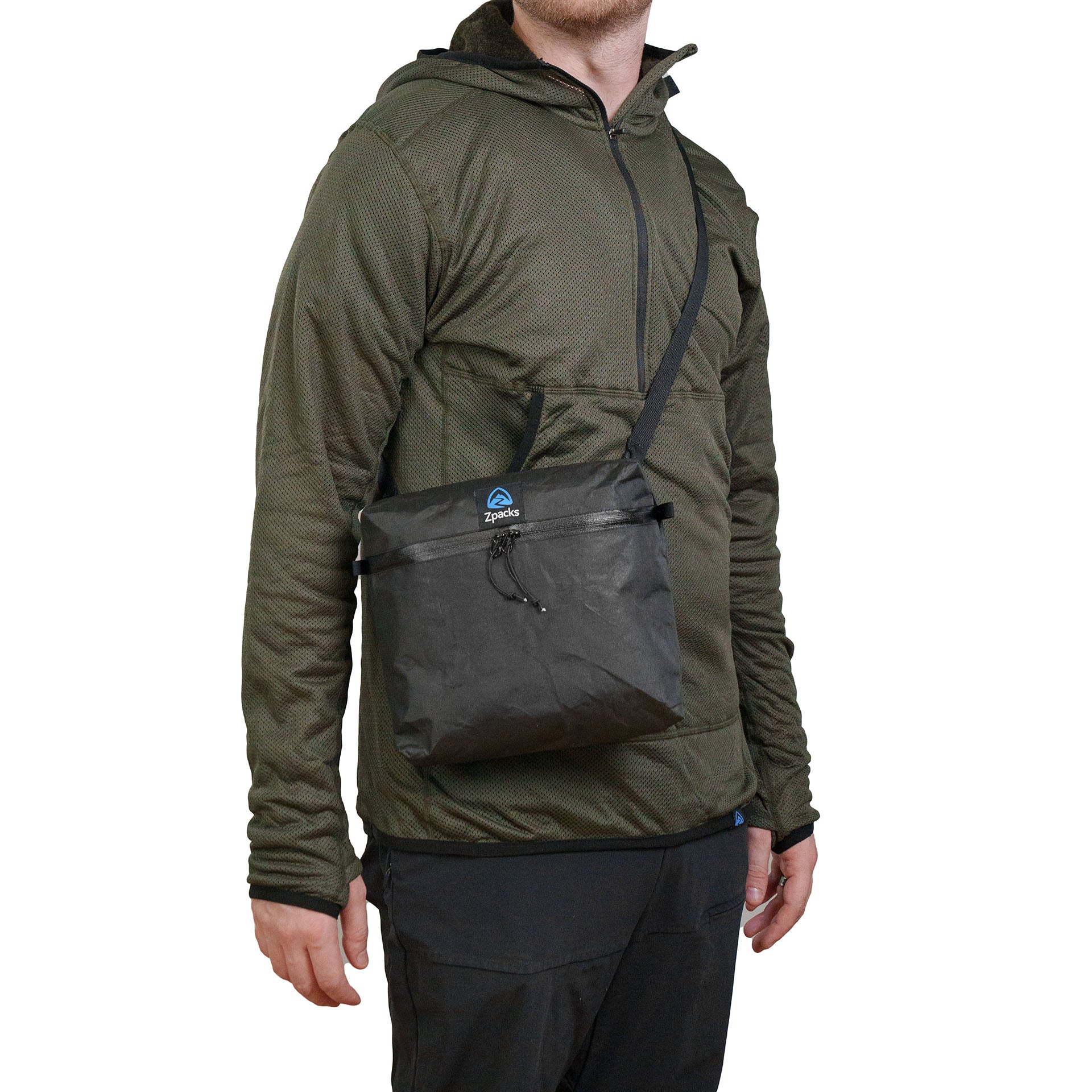 Zpacks Multi-Pack マルチパック Jet Black Ultra 着用（ショルダーサコッシュ） - 肩から斜めがけして腰の横に下げた状態 - 山道具とULギアのお店 Ascend Lite
