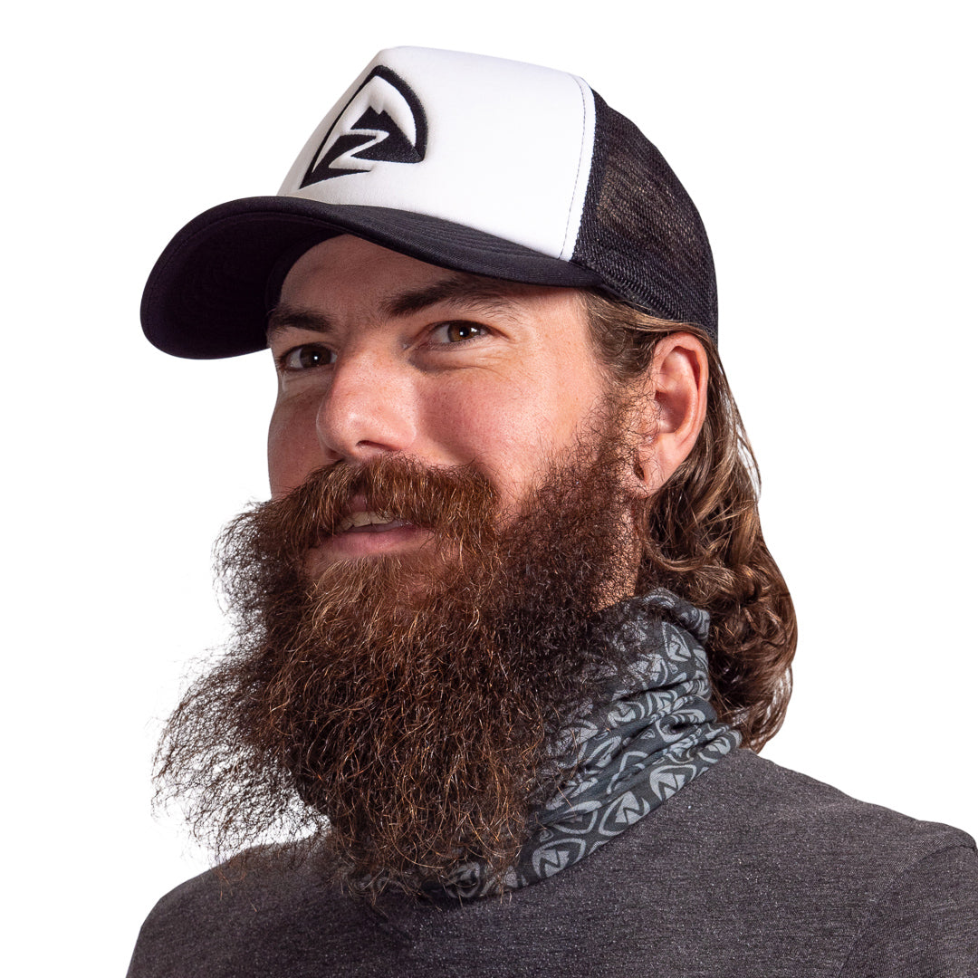 Zpacks Neck Gaiter ネックゲイター Gray/Black - 首元にスカーフ状に着用した様子（公式画像） - 山道具とULギアのお店 Ascend Lite
