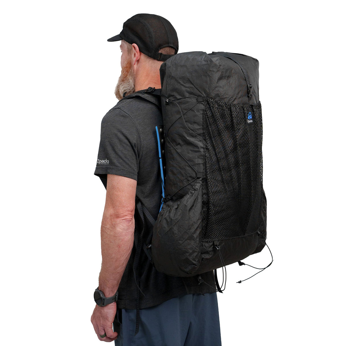 Zpacks Super Nero Ultra 50L スーパーネロ ウルトラ 背負った状態を斜め後ろから見た様子（公式画像・当店未取扱色Jet Black） - 山道具とULギアのお店 Ascend Lite
