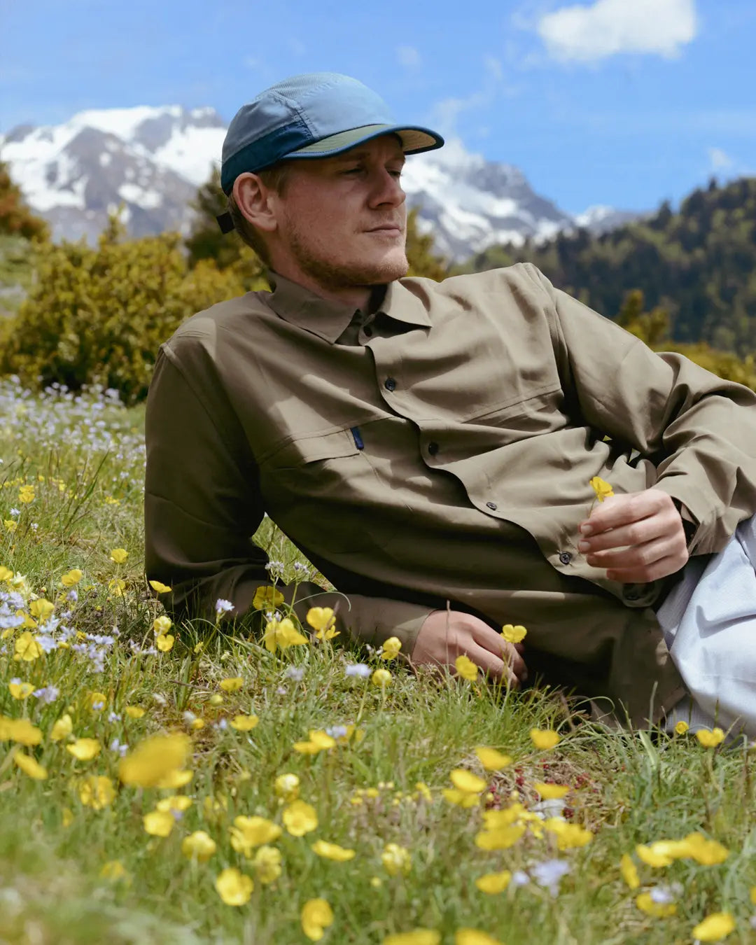 Zpacks x TownShirt Button Up Hiking Shirt タウンシャツ ボタンアップハイキングシャツ Olive Drab - 山の草地で横になる着用シーン（公式画像） - 山道具とULギアのお店 Ascend Lite