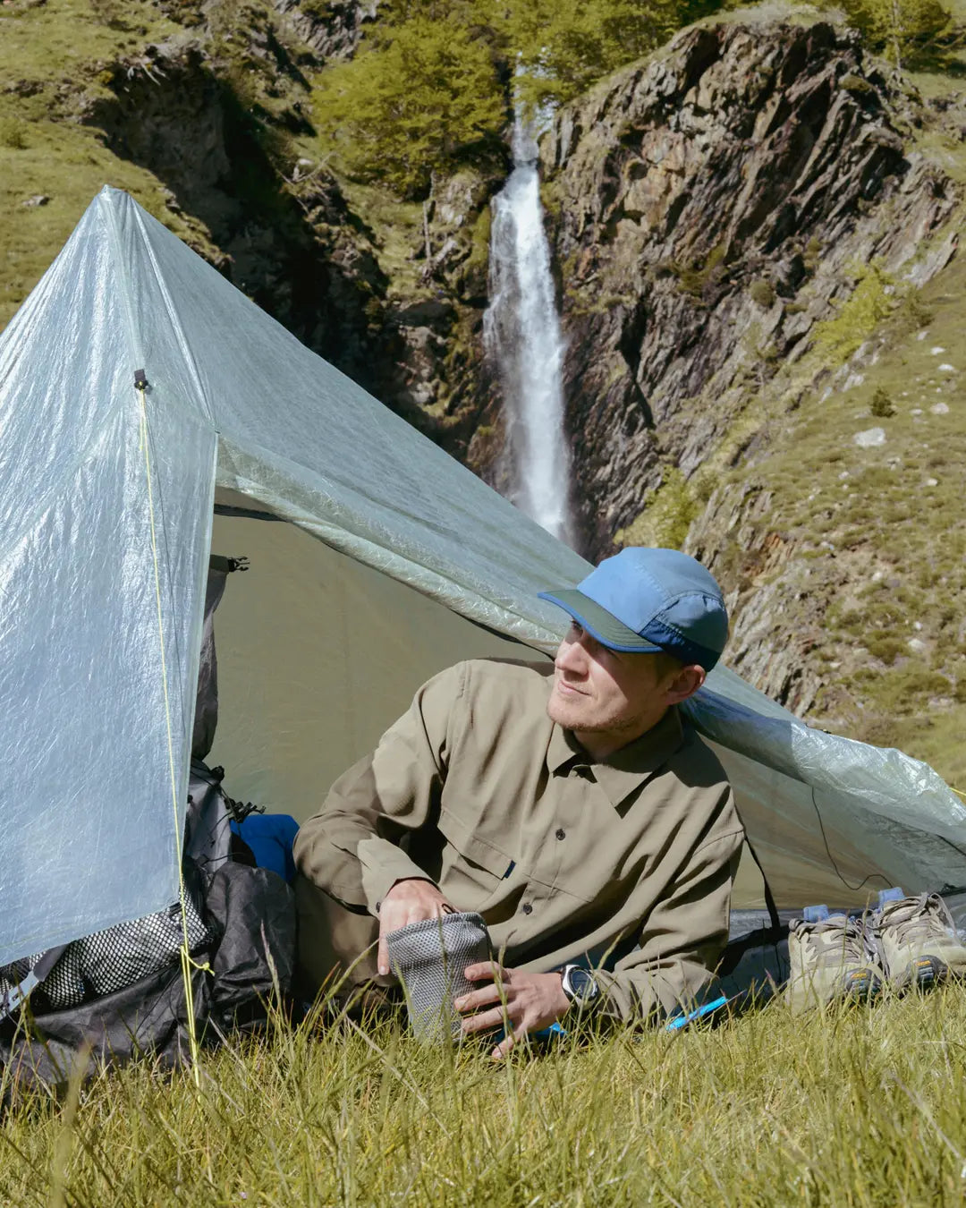 Zpacks x TownShirt Button Up Hiking Shirt タウンシャツ ボタンアップハイキングシャツ Olive Drab - テント前で座って過ごす着用シーン（公式画像） - 山道具とULギアのお店 Ascend Lite