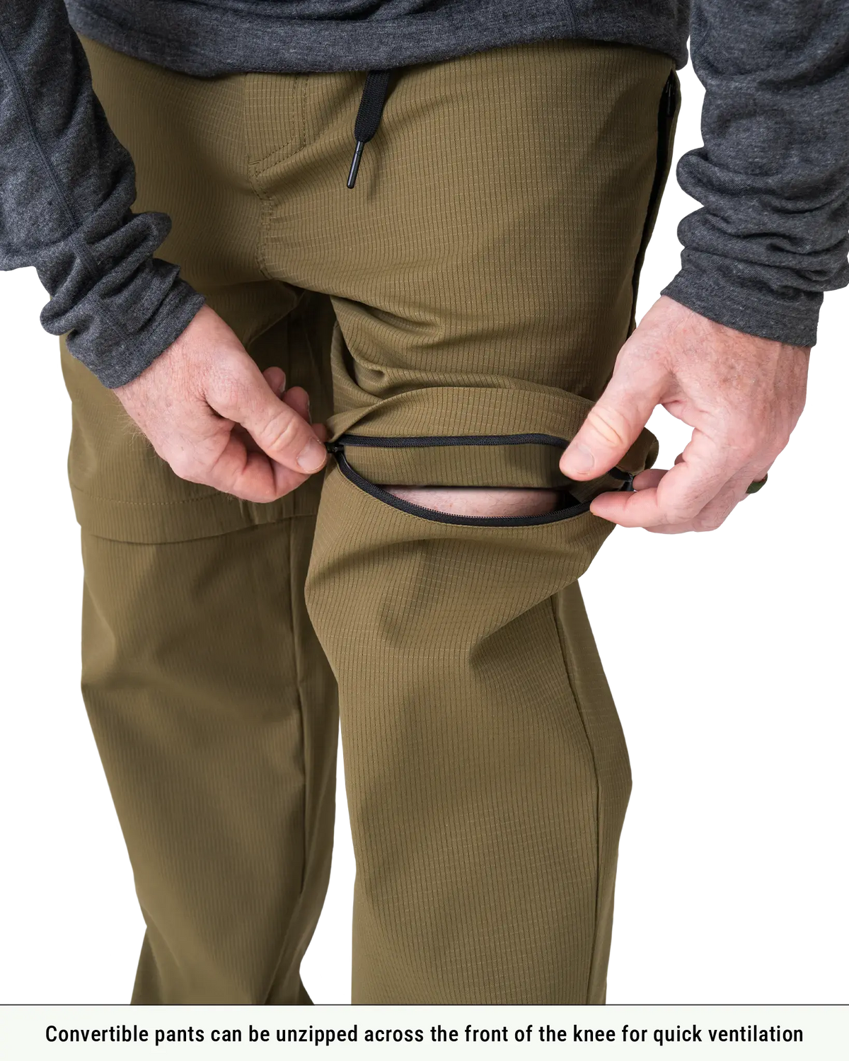 Zpacks Travel & Trail Convertible Hiking Pants トラベル＆トレイル コンバーチブル ハイキングパンツ 膝の前側のジッパーを開けて換気する様子（公式画像・当店未取扱色Olive Drab） - 山道具とULギアのお店 Ascend Lite