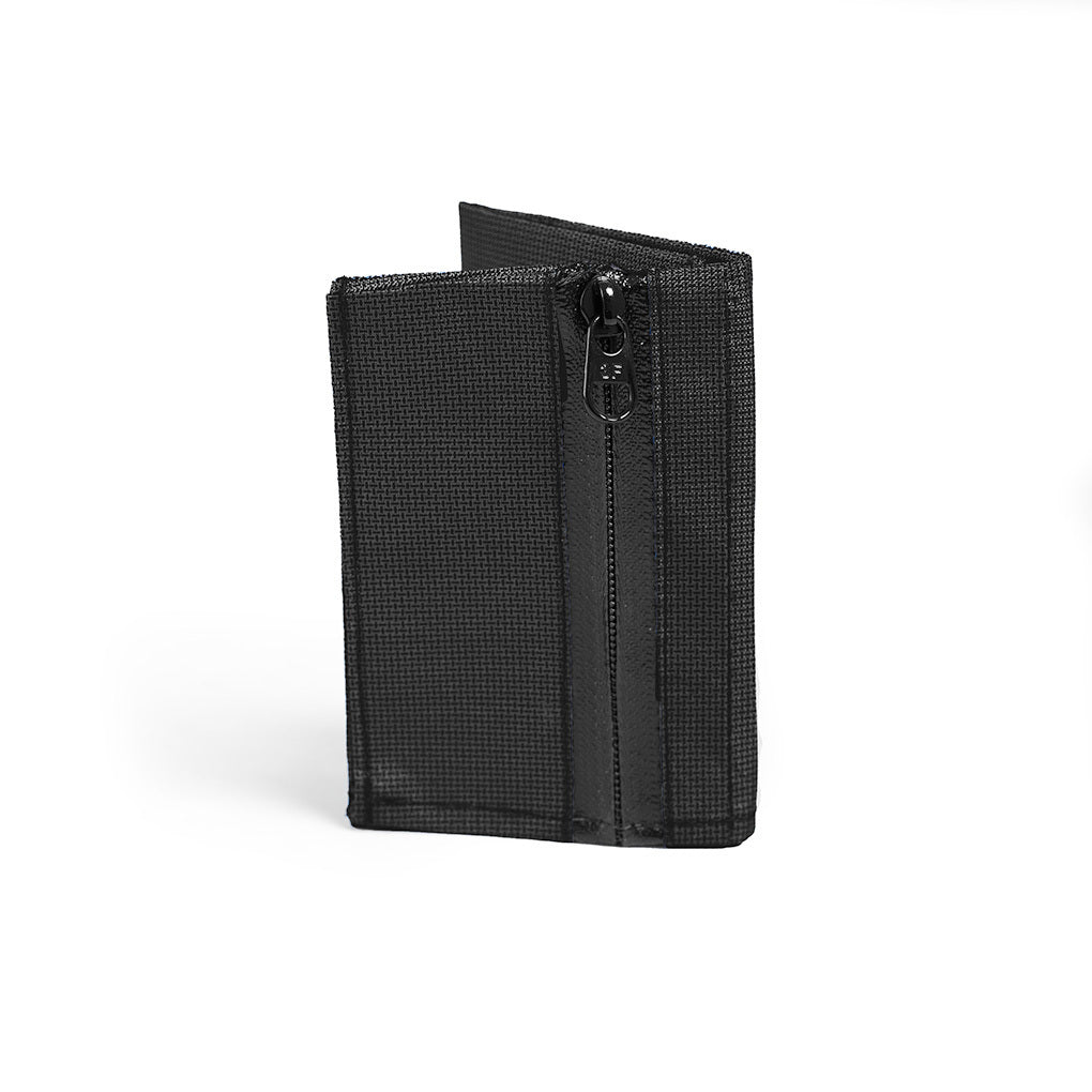 Zpacks Tri-Fold Minimalist Wallet トリフォールドミニマリストウォレット Jet Black - 閉じた状態の正面（公式画像） - 山道具とULギアのお店 Ascend Lite