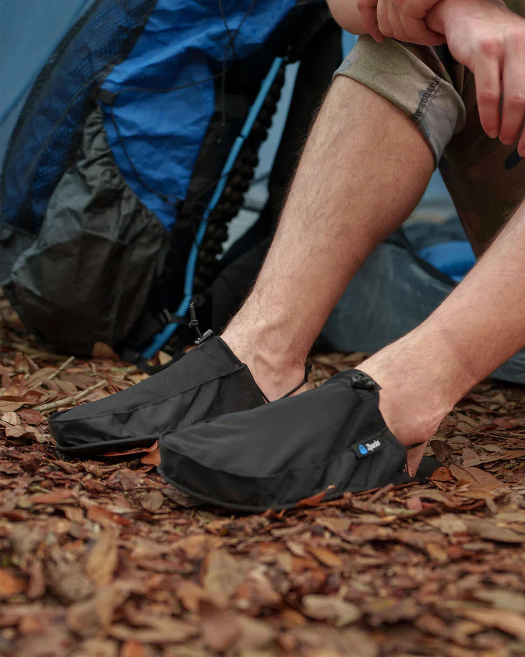 Zpacks Ultralight Camp Shoes ウルトラライトキャンプシューズ ジェットブラック 着用 - テント設営後のサイトで履き替えているところ - 山道具とULギアのお店 Ascend Lite